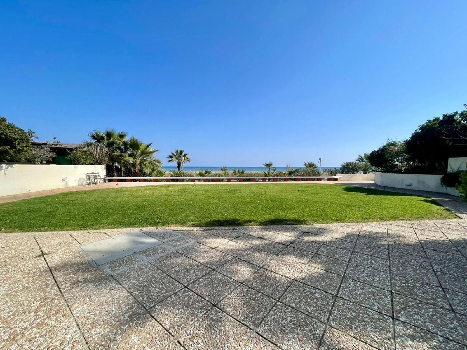 Sea View Suite In Makenzy Larnaca Exterior photo